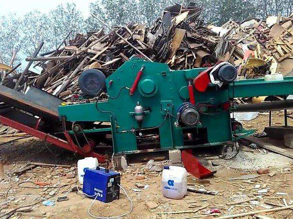 模板破碎機(jī)現(xiàn)場(chǎng)